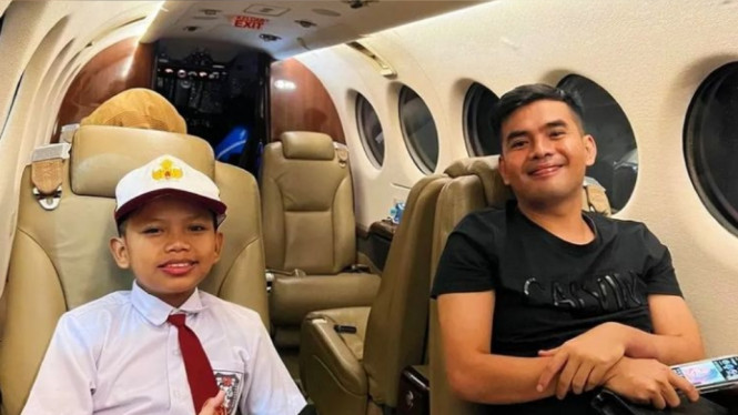 Momen Farel Prayoga naik pesawat jet ke sekolah